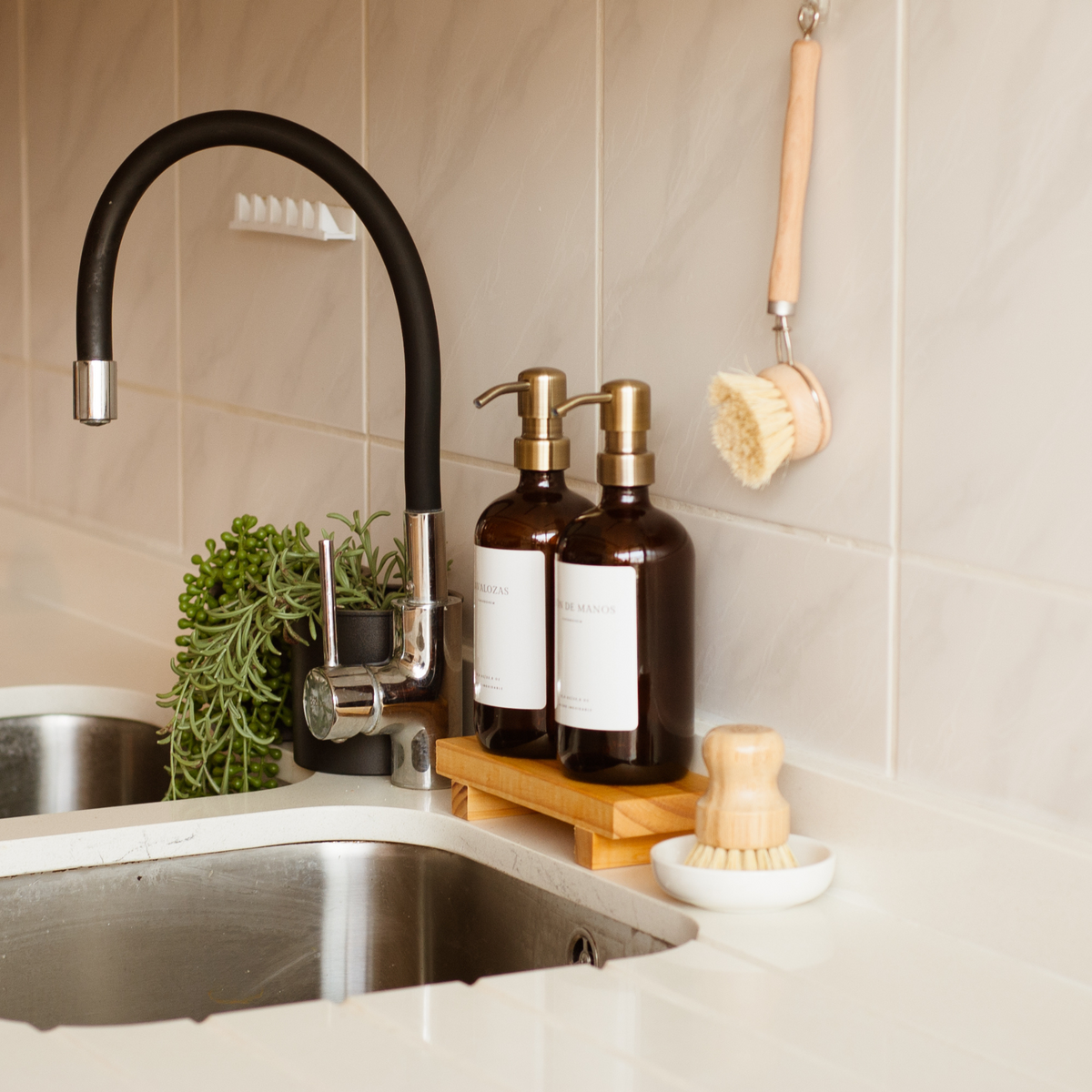 Dispensador de vidrio ámbar 500 ml/ Acero Inoxidable – vista 4