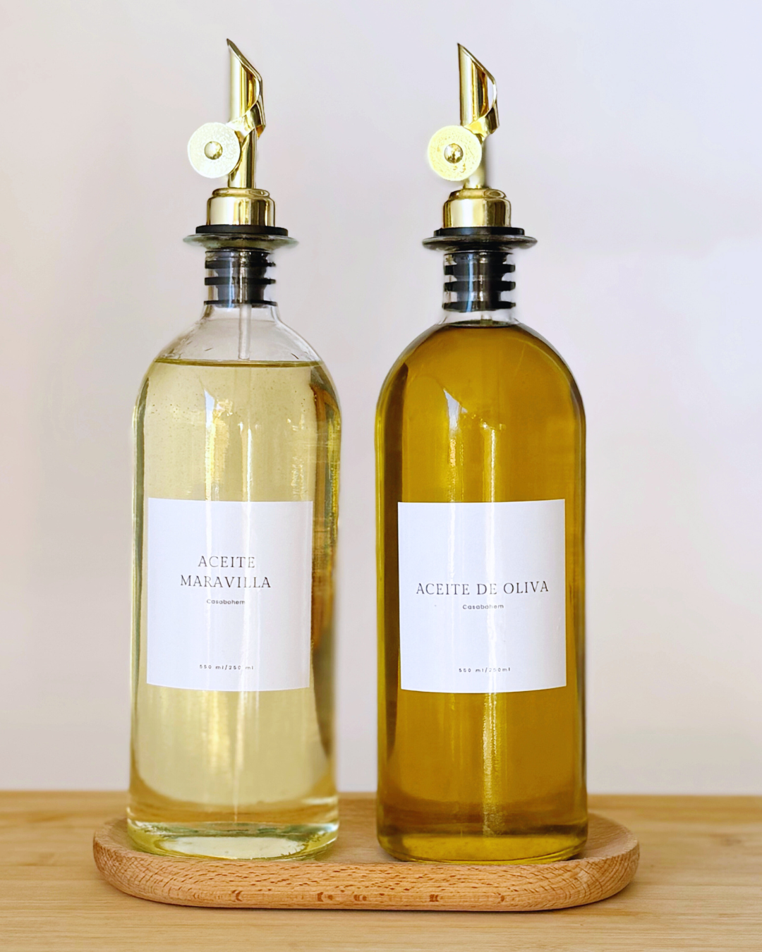 Pack 2 Botellas Dispensadoras 550 ml con Alcuzas Inox + Bandeja de Madera