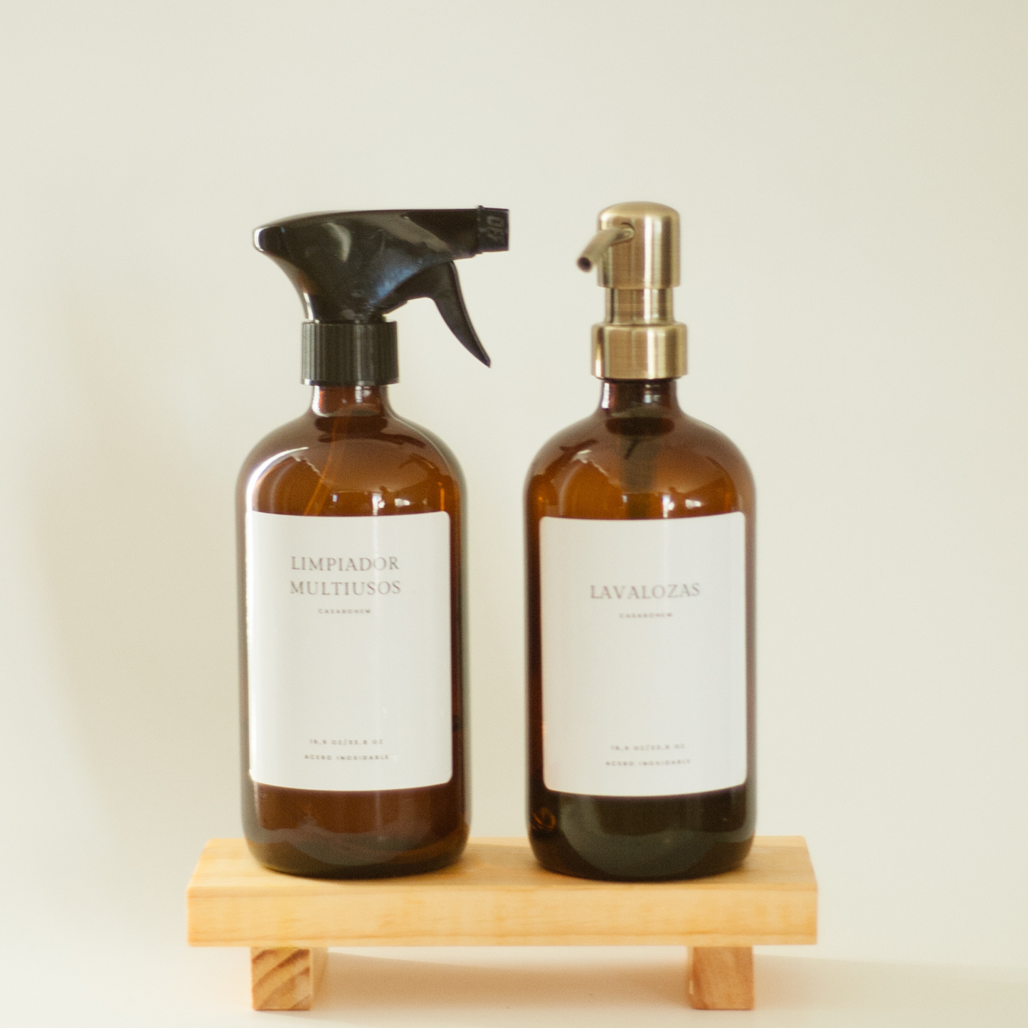 Pack 2 Dispensadores Vidrio Ámbar 500 ml - Válvula Acero Inox -Rociador Plástico Negro+ Pedestal de Madera