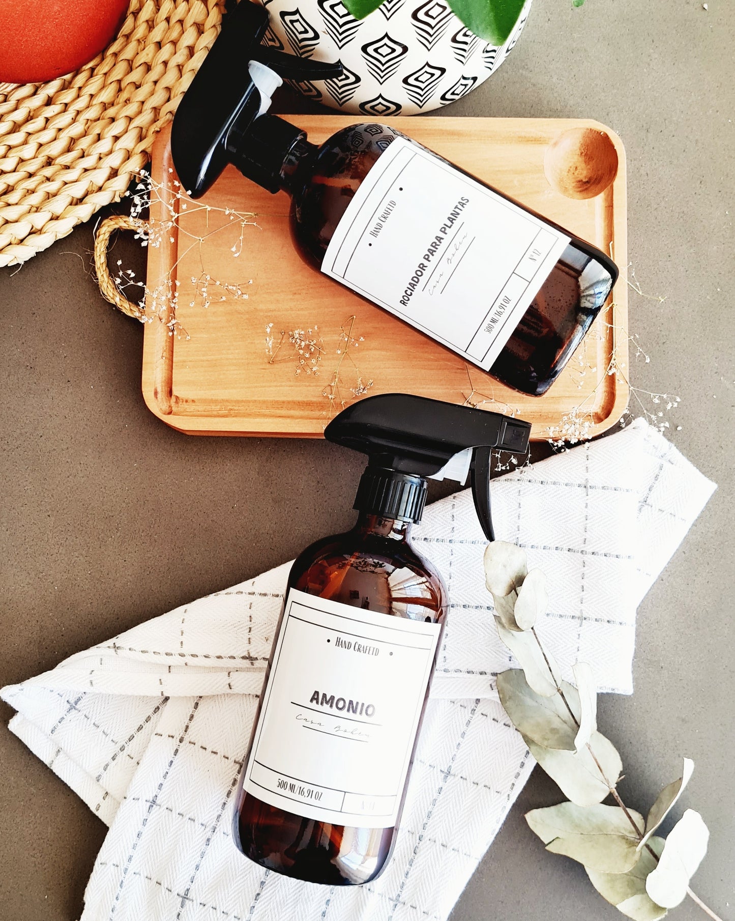 Pack 2 dispensadores de vidrio ámbar 500 ml / Válvula Plástico/ Rociador + Pedestal de Madera