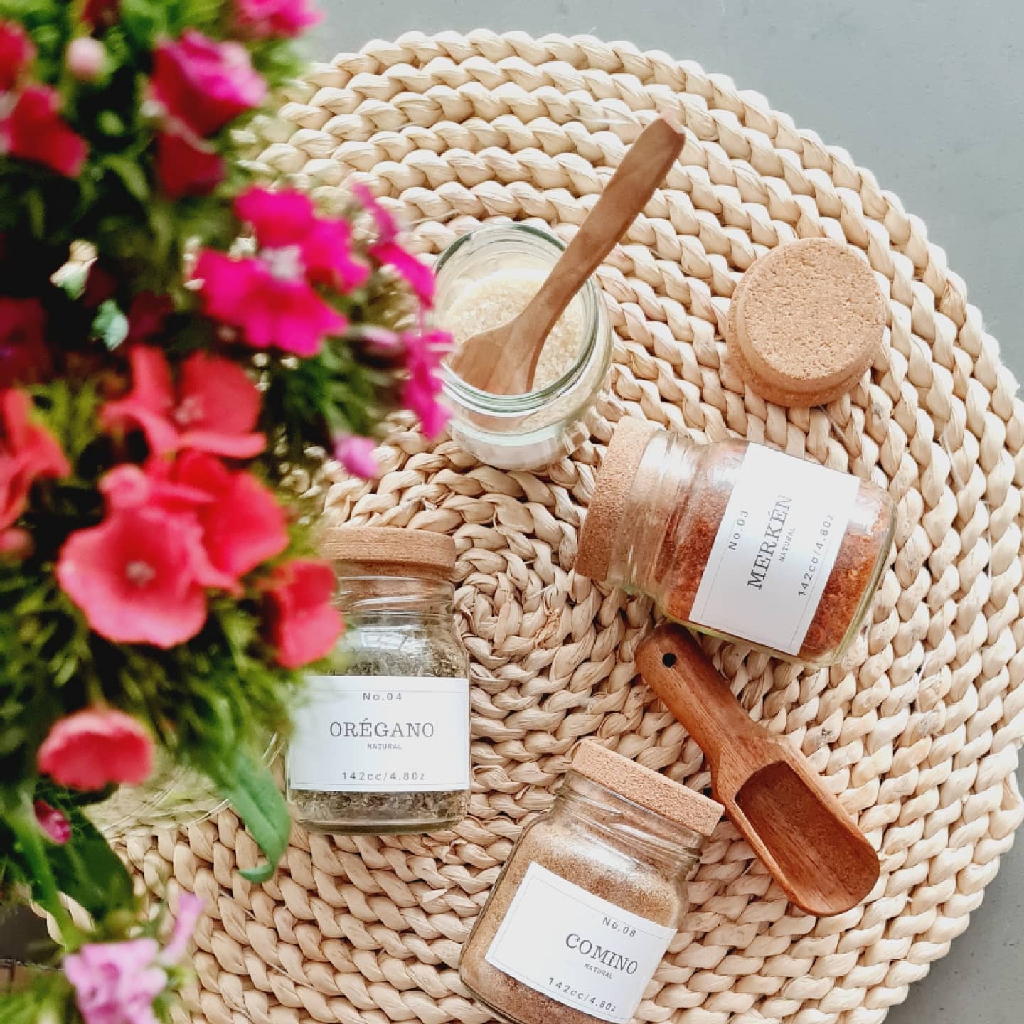 Repisa de Madera + 10 especieros de 145 ml con tapa de corcho natural