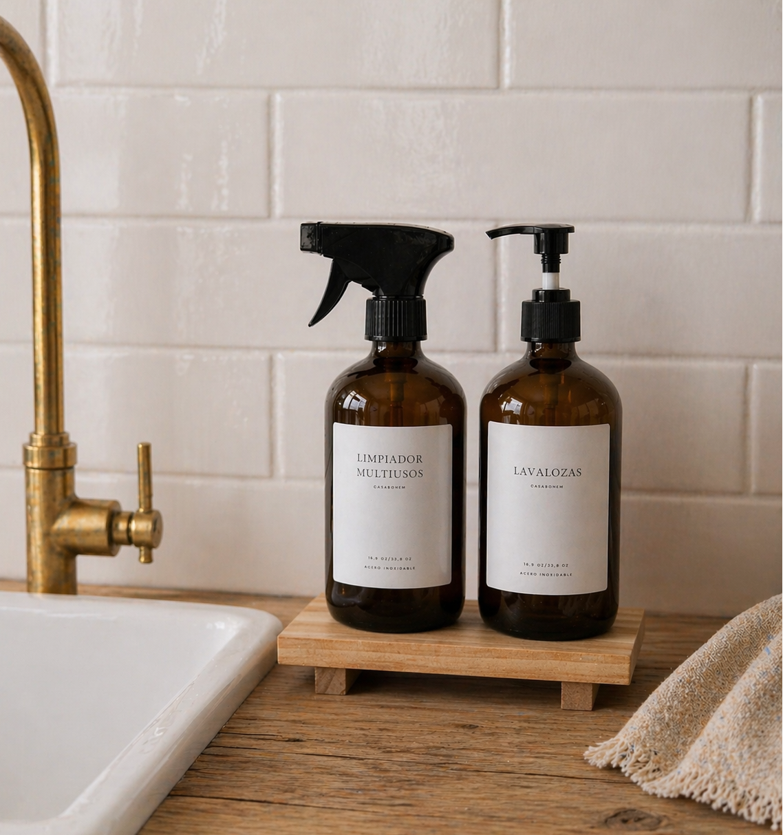 Pack 2 Dispensadores 500 ml Vidrio Ámbar / Válvula o Rociador de Plástico + Pedestal de Madera Etiquetas Minimal