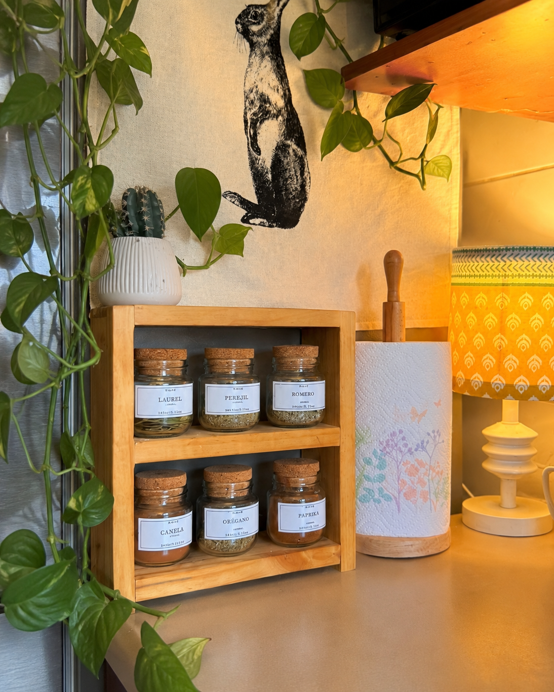 Repisa de Madera + 6 especieros de 145 ml con tapa de corcho natural – vista 2