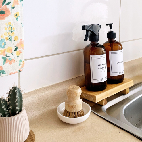 Pack 2 dispensadores de vidrio ámbar 500 ml / Válvula Plástico/ Rociador + Pedestal de Madera