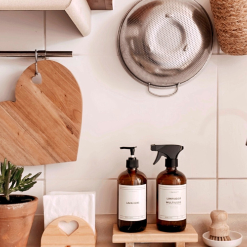 Pack 2 dispensadores de vidrio ámbar 500 ml / Válvula Plástico/ Rociador + Pedestal de Madera