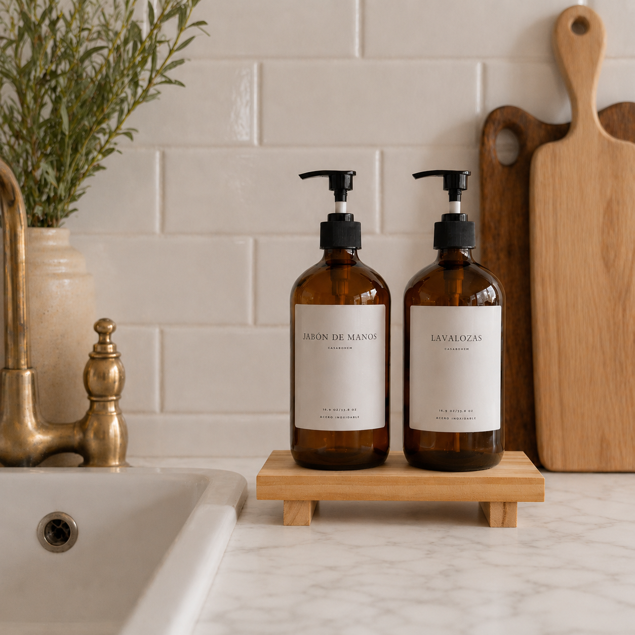 Pack 2 Dispensadores 500 ml Vidrio Ámbar / Válvula o Rociador de Plástico + Pedestal de Madera Etiquetas Minimal
