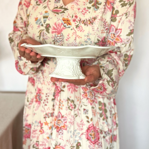 Pedestal de Cerámica con Relieve Floral  Paris.