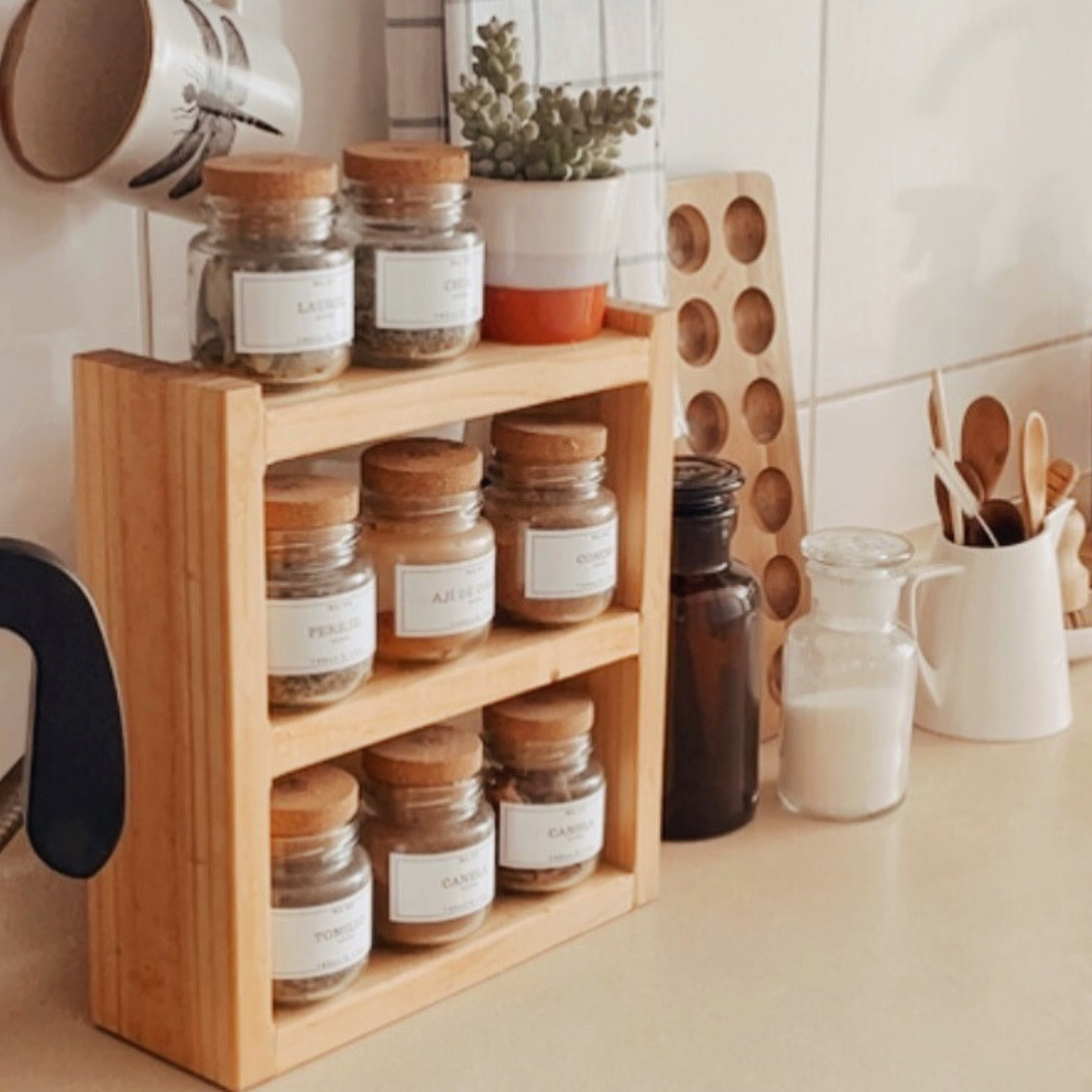 Repisa de Madera + 6 especieros de 145 ml con tapa de corcho natural
